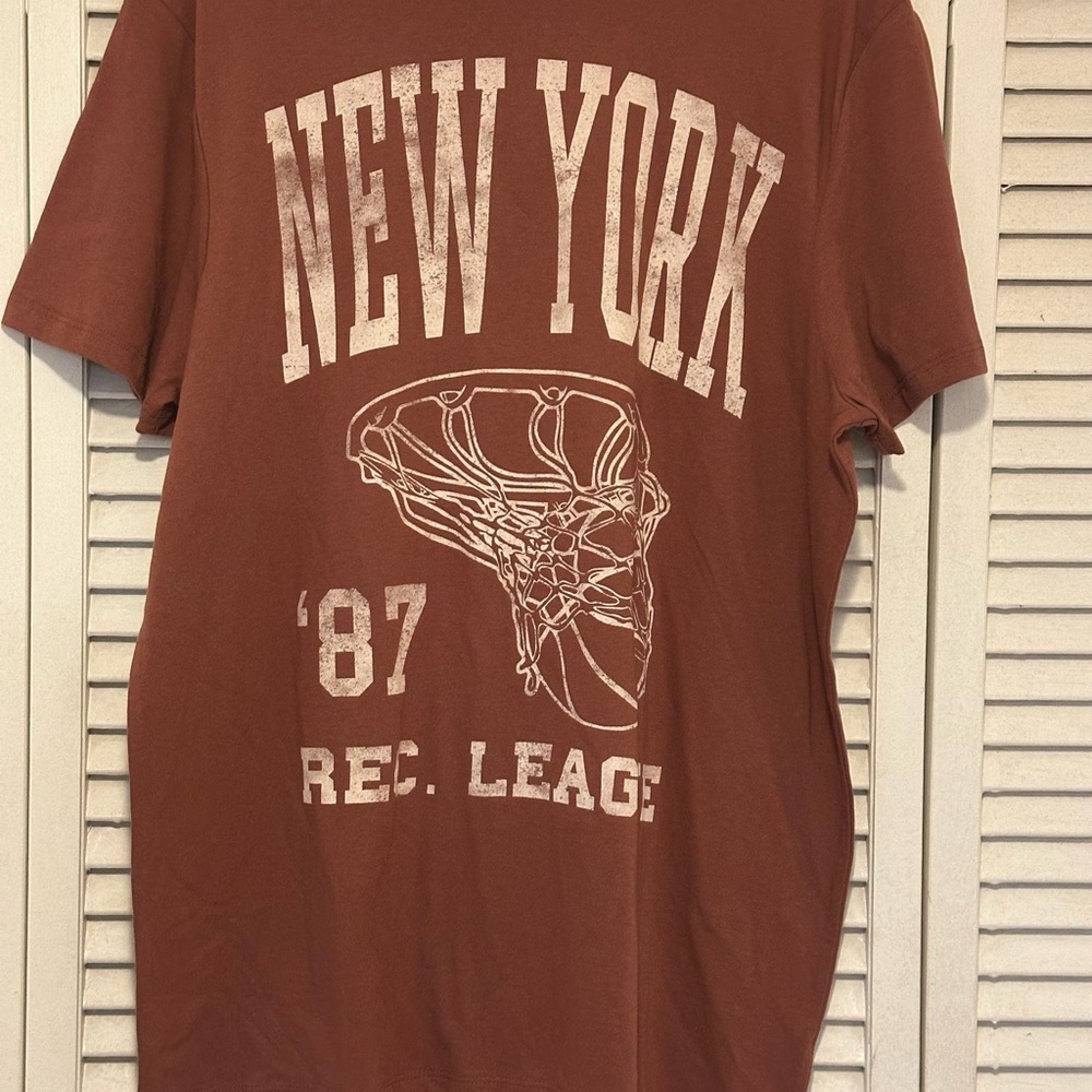 Goodfellow & Co Brown Short Sleeve Tee with New York Graphic.  New Sz L